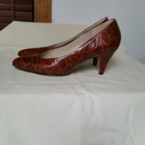 Amalfi Rust "Croc" Leather pumps. Size 6-1/2m.